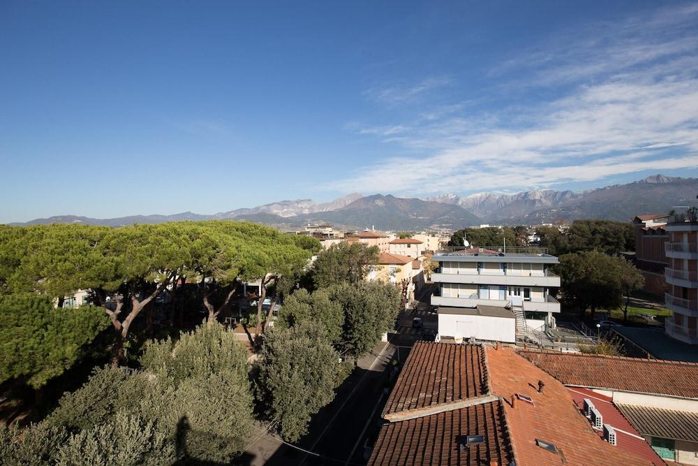 Hotel Roma Marina di Massa Bagian luar foto