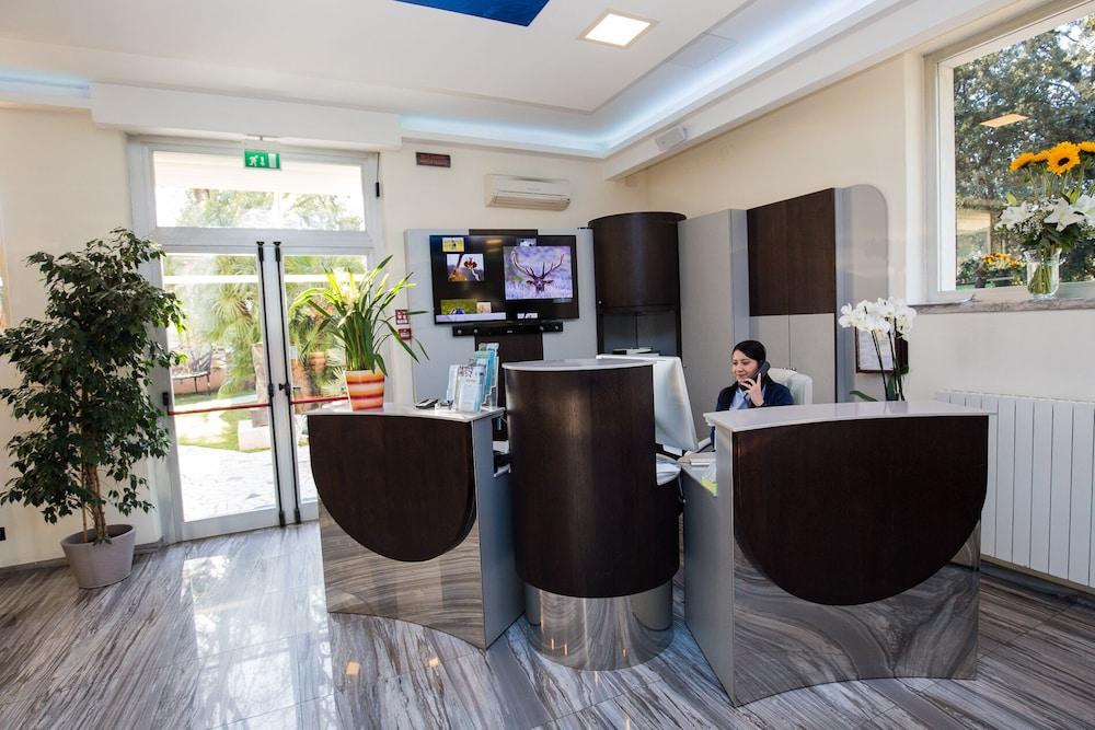 Hotel Roma Marina di Massa Bagian luar foto
