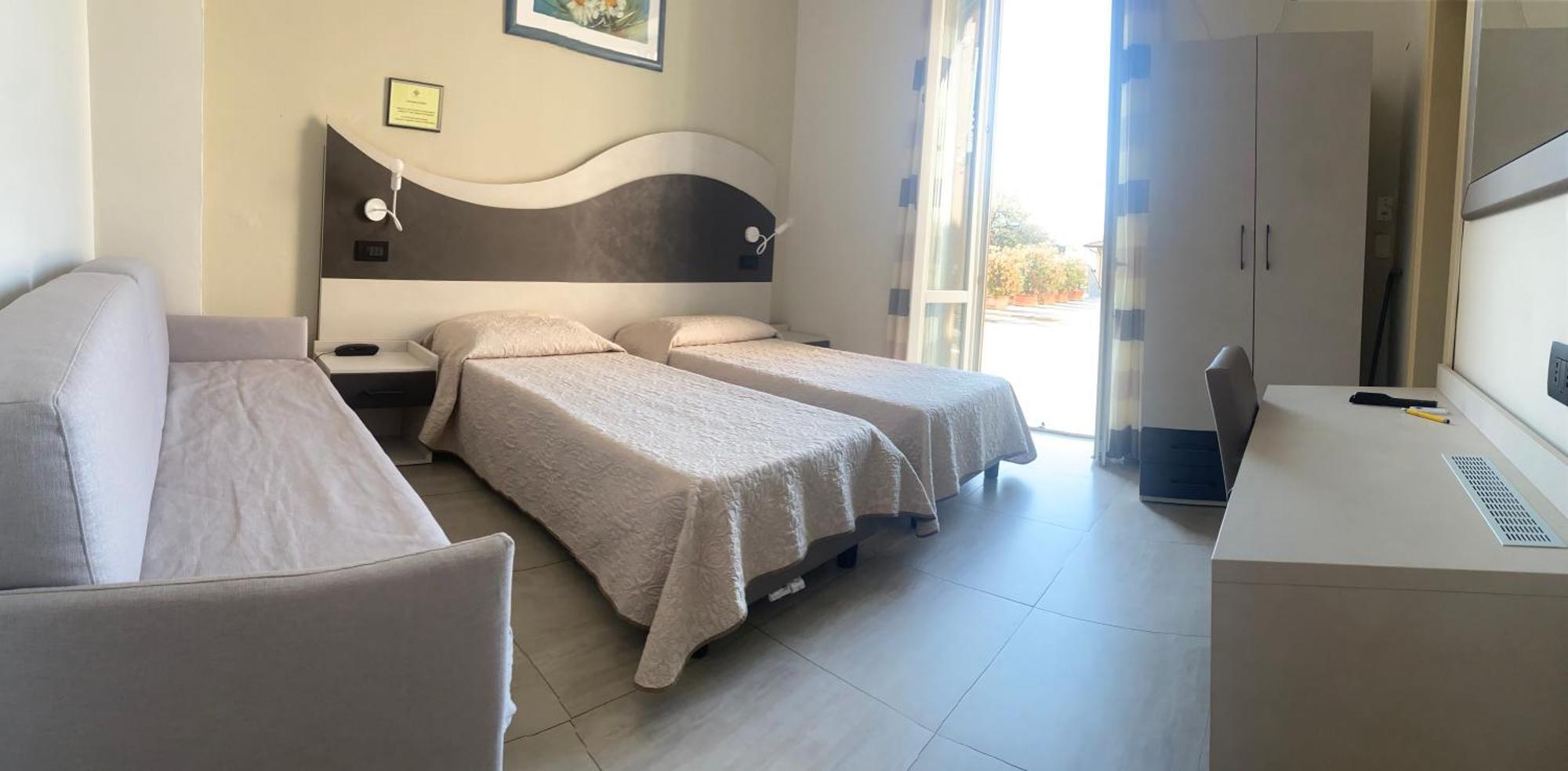 Hotel Roma Marina di Massa Bagian luar foto