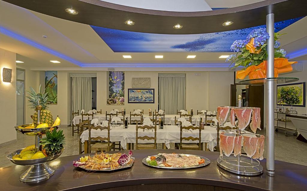 Hotel Roma Marina di Massa Bagian luar foto