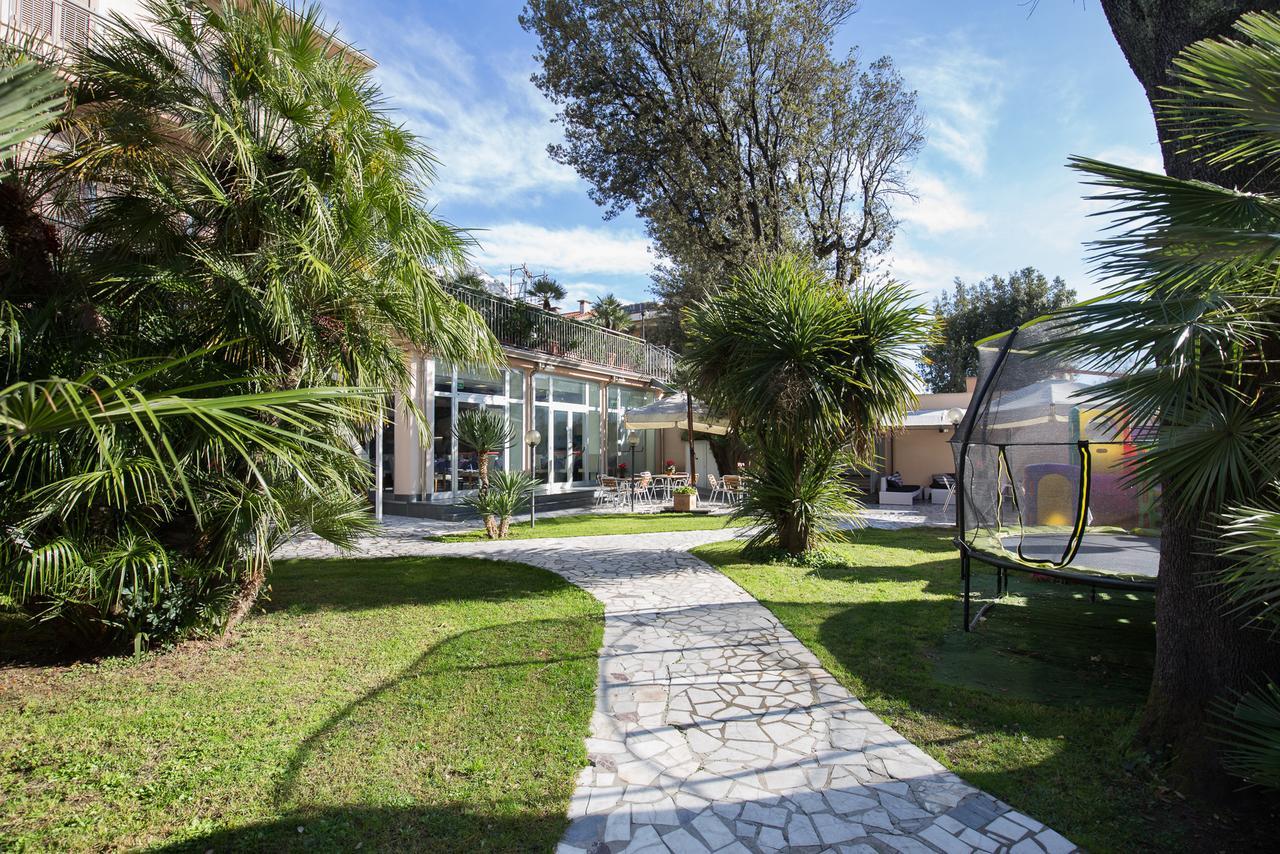 Hotel Roma Marina di Massa Bagian luar foto