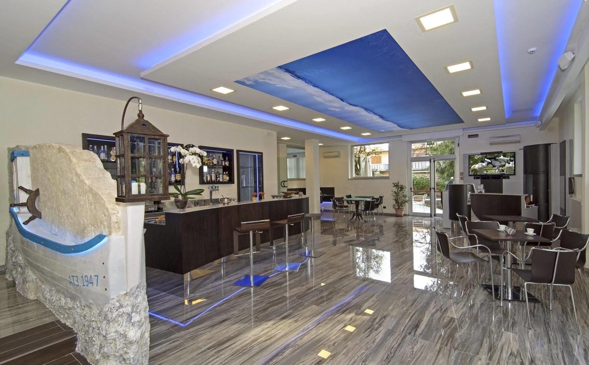 Hotel Roma Marina di Massa Bagian luar foto