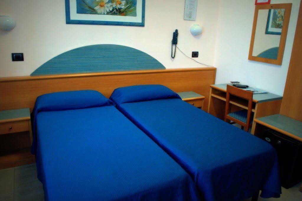 Hotel Roma Marina di Massa Bagian luar foto