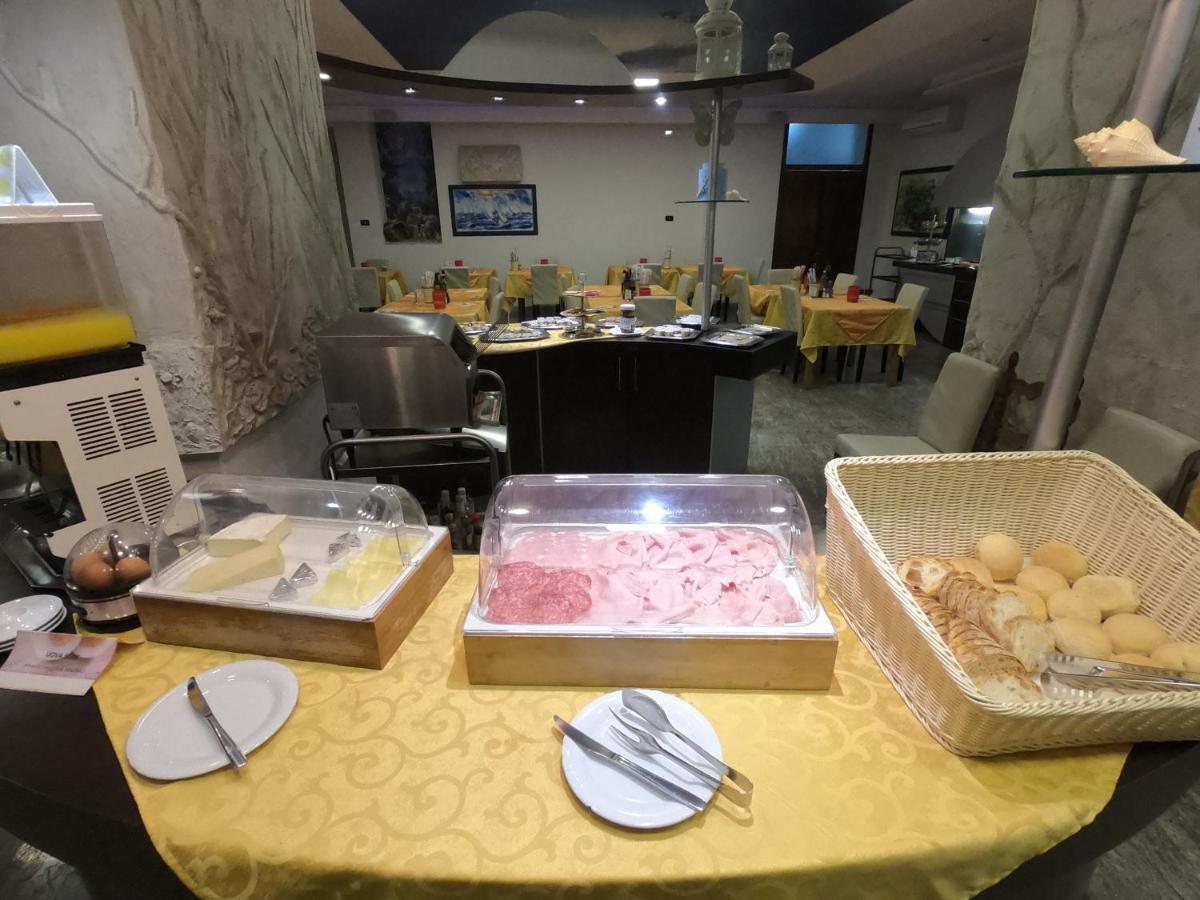 Hotel Roma Marina di Massa Bagian luar foto